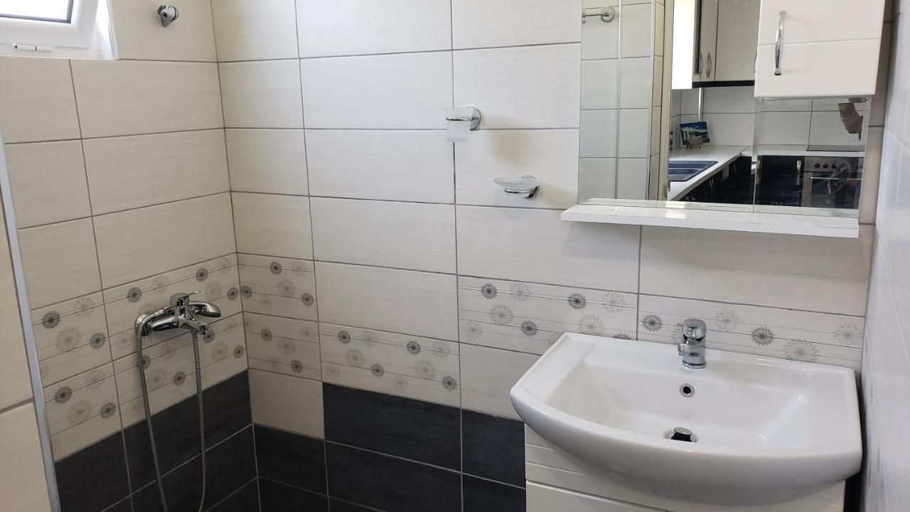 Guesthouse Shehu Ксамил Екстериор снимка